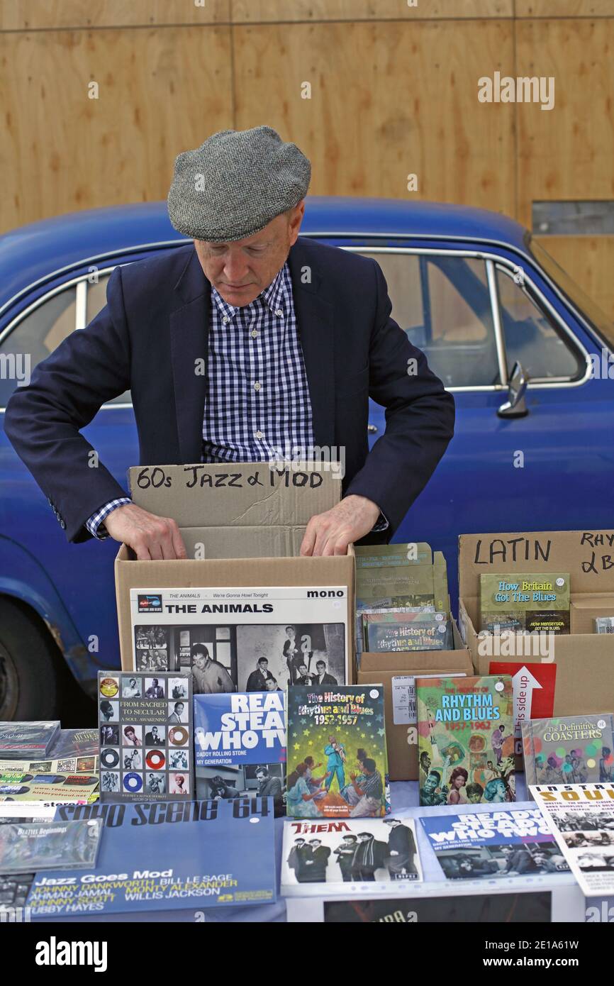Großbritannien / England /London / der Classic Car Boot Sale am Granary Square in King's Cross London.man verkauft Schallplatten. Stockfoto