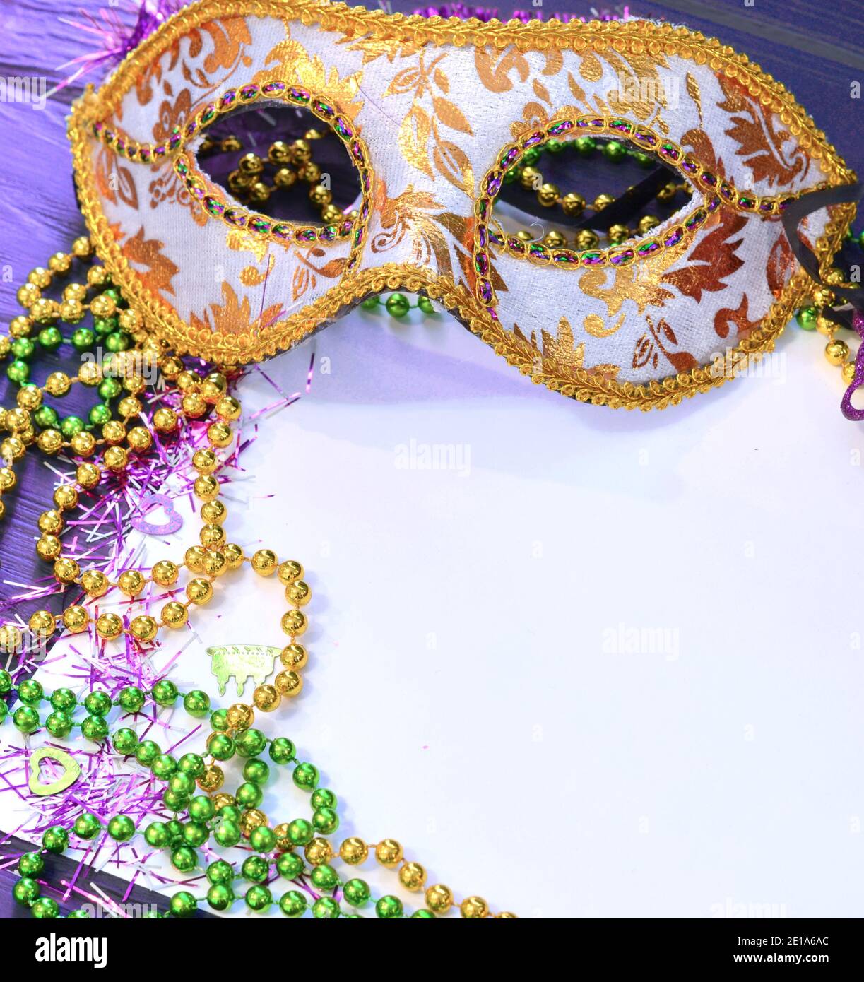Mardi Gras Maske und Perlen Rahmen für Text auf weißem Raum Hintergrund. MADI Gras Feier fett dienstag Karneval Stockfoto