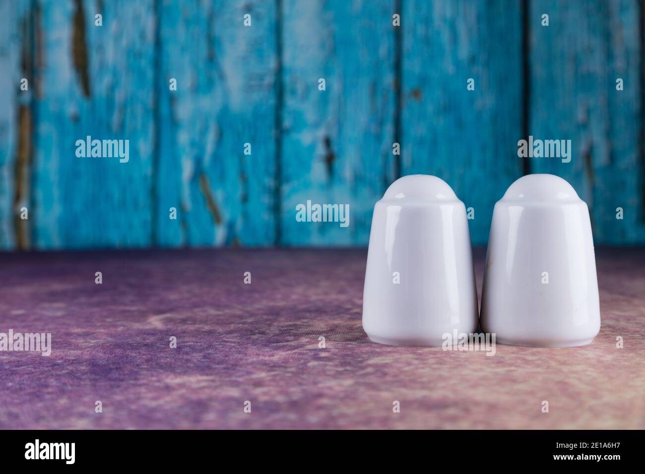 Weiße Salz- und Pfefferstreuer aus Keramik. Stockfoto
