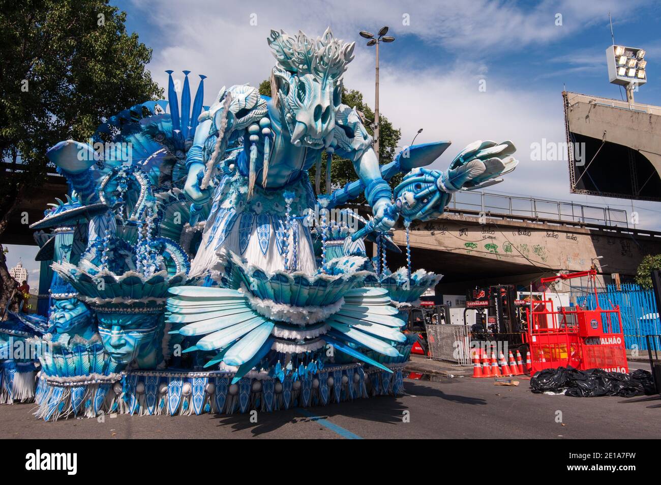 Rio de Janeiro, Brasilien - 4. März 2017: Samba Schulfahrzeug in Presidente Vargas Avenue geparkt wartet auf die Parade am Sambodrome in der Nacht. Stockfoto