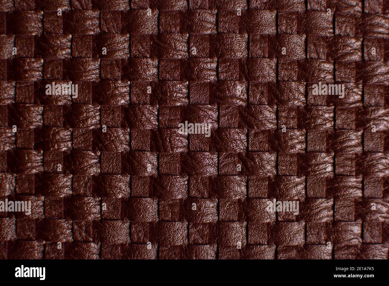 Dunkelbrauner Vintage-Stoff mit gewebter Textur in Nahaufnahme. Makro für textilen Hintergrund. Ein großer Schritt. Stockfoto