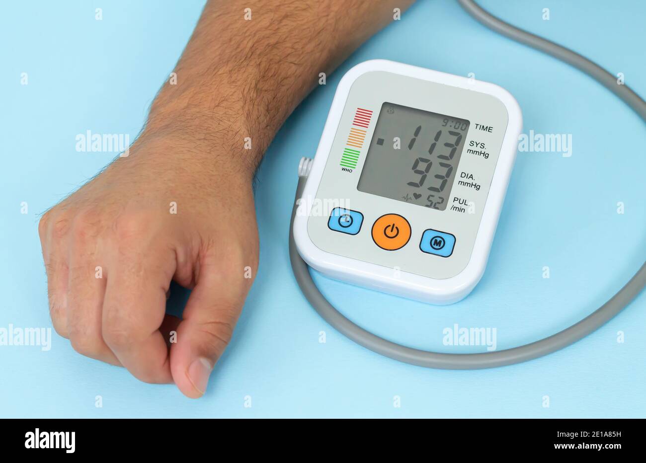 Der Mensch misst seinen Blutdruck mit elektronischem Tonometer aus der Nähe Stockfoto