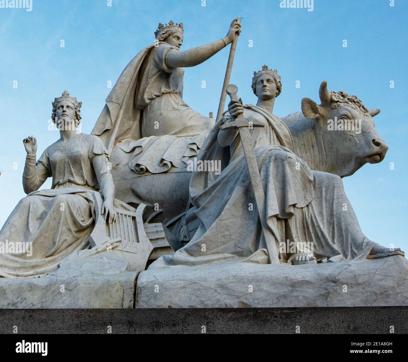 "Europa"-Statue auf dem Albert Memorial, London, von Patrick MacDowell modelliert; ein Denkmal, das 1872 zum Gedenken an Prinz Albert errichtet wurde Stockfoto