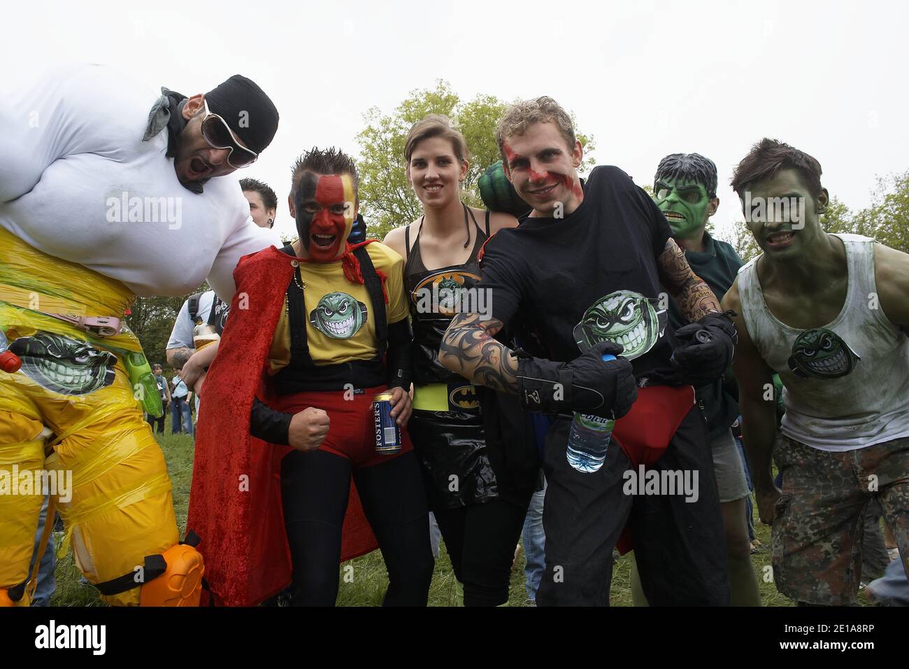 Rennteilnehmer beim Cheese Rolling Festival in Coopers Hill, Gloucestershire, England, Großbritannien, Stockfoto
