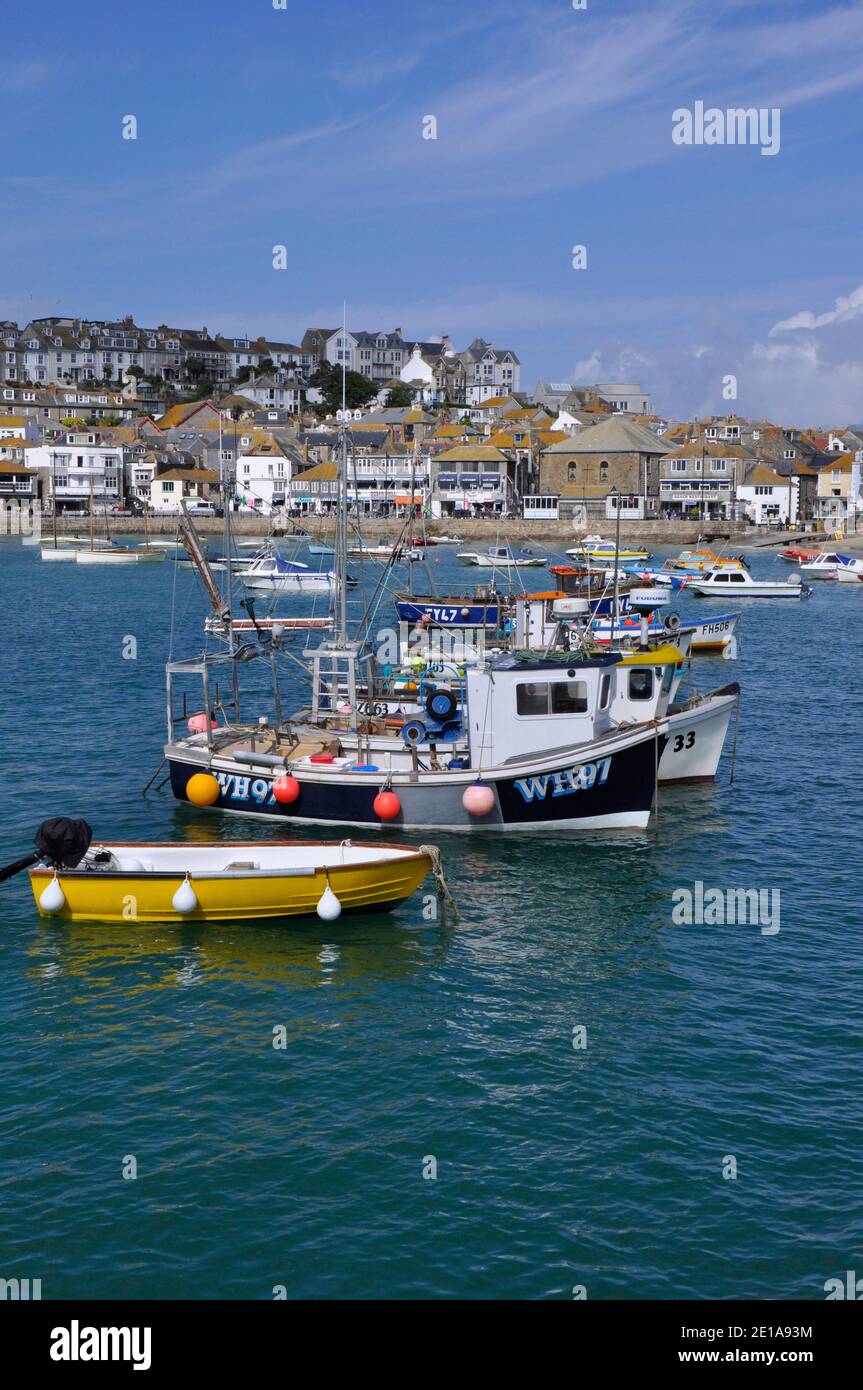 Fischerboote an einem hellen Sommertag in St. Ives Harbour, Cornwall, Großbritannien Stockfoto