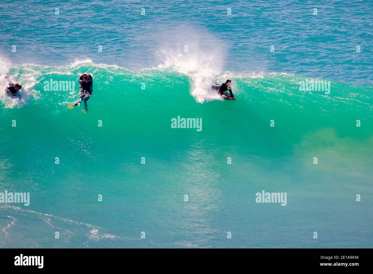 Sagres, Algarve, Portugal - Februar 2019: Blick auf Surfer, die die großen Wellen des Beliche Strandes genießen Stockfoto