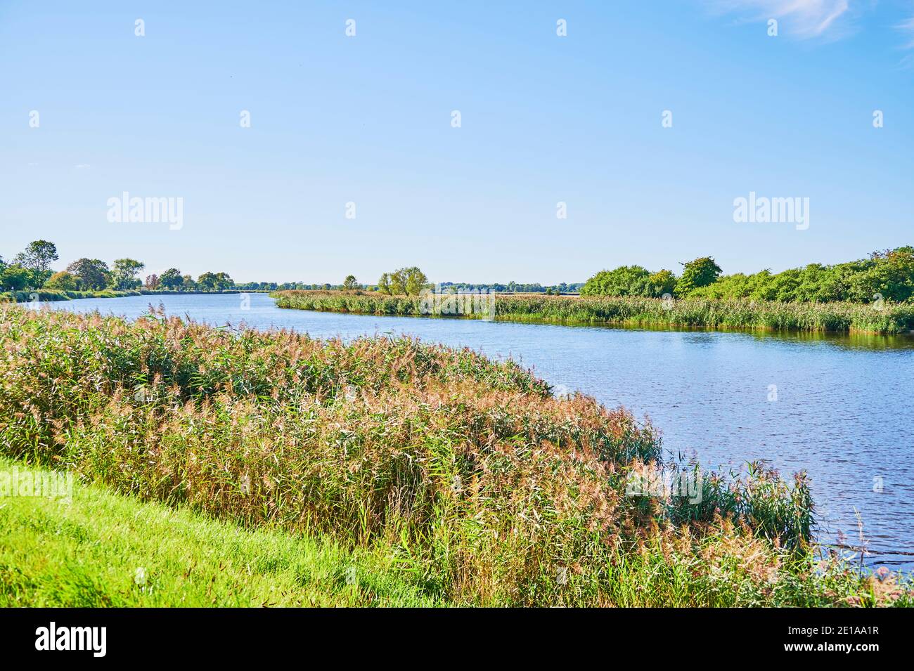 Blick über die Ufer des Flusses Ryck in Norddeutschland. Stockfoto