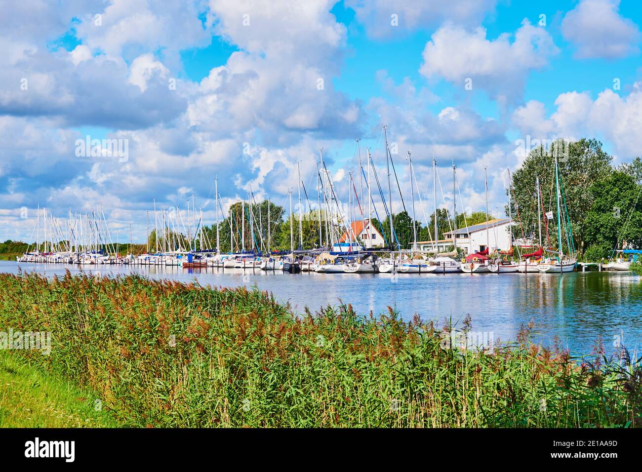 Greifswald, Deutschland - 31. August 2020: Ländliche Szene am Ufer des Ryck in Norddeutschland mit Segelbooten. Stockfoto