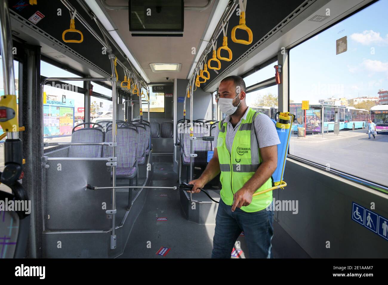 istanbul, Türkei - 19. September 2020 : die der Stadtverwaltung Istanbul angeschlossenen Teams führen ihre Desinfektionsaktivitäten durch. Stockfoto