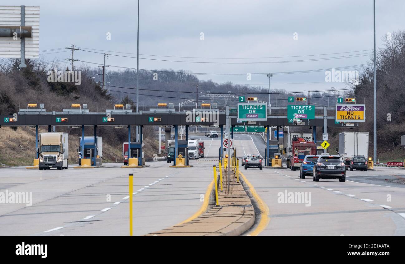 Denver, Pennsylvania, USA - 4. Januar 2021: Autos und Lastwagen passieren Pennsylvania Maut plaza, die jetzt ein bargeldloses System für Maut Stockfoto