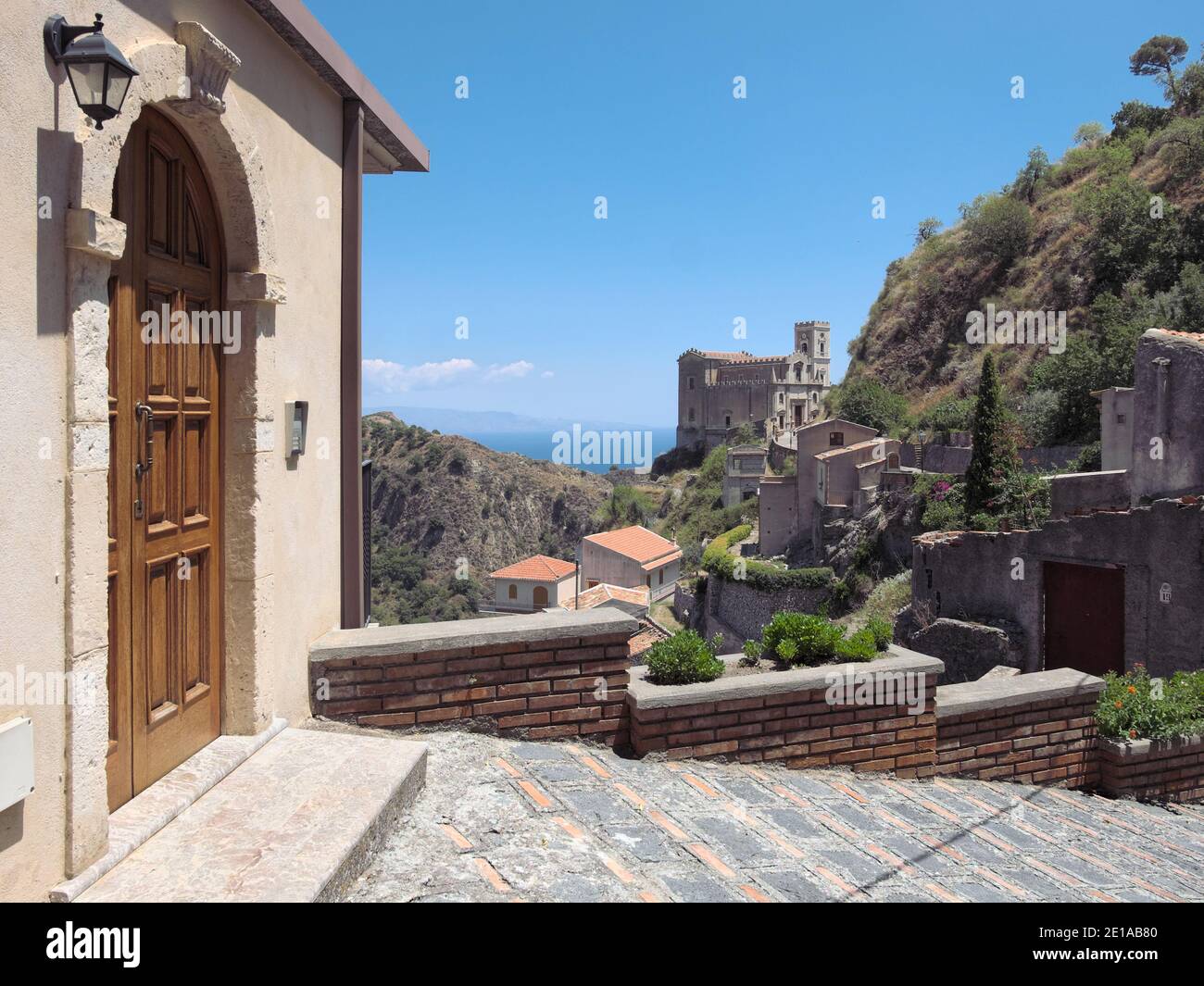 Savoca malerisches Dorf Sizilien Reiseziel, auf Hintergrund mittelalterliche Kirche Stockfoto