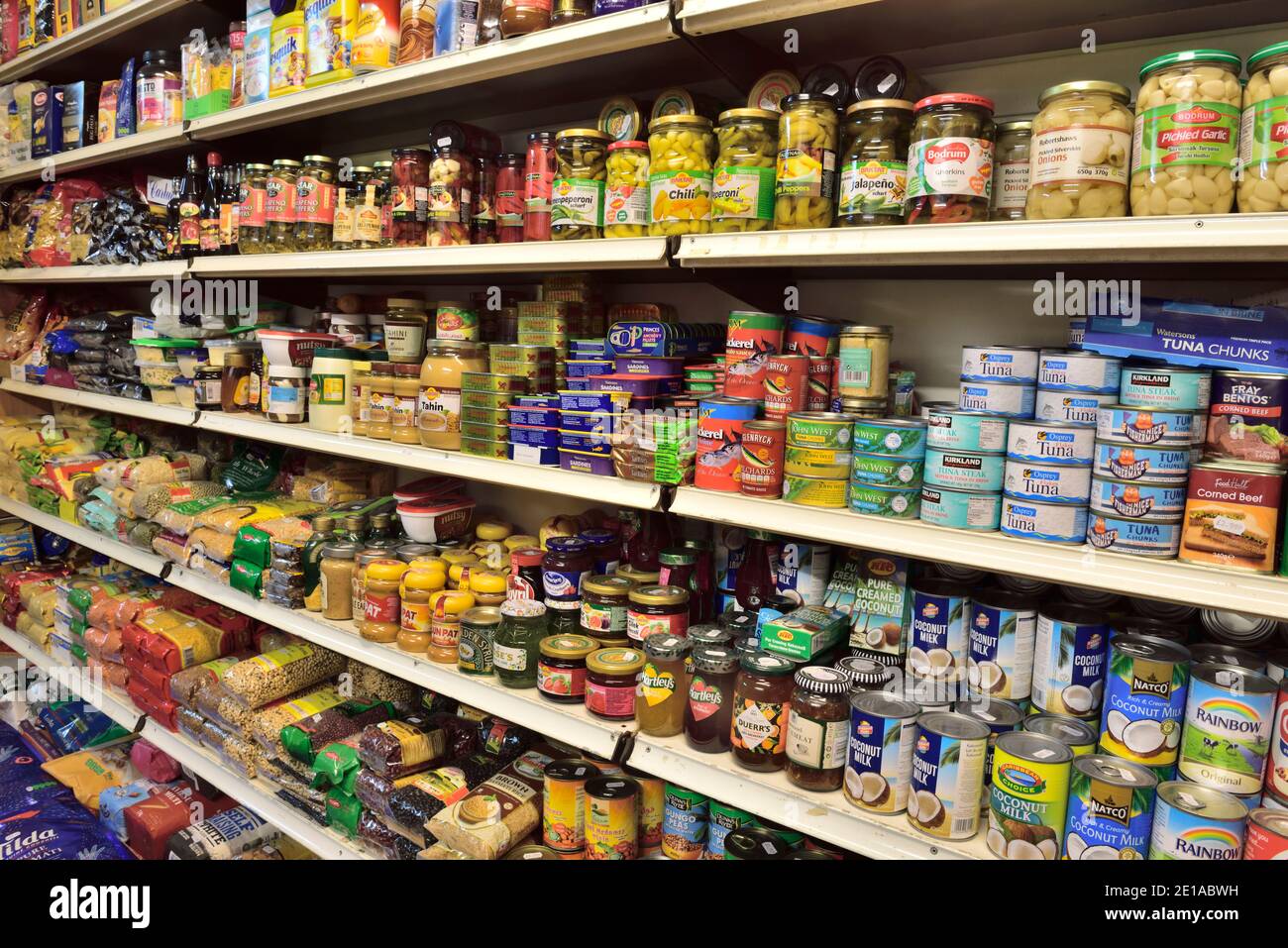 Regale voller großer Auswahl an Lebensmitteln in lokalen kleinen Ecke Shop, Metro-Supermarkt, Großbritannien Stockfoto