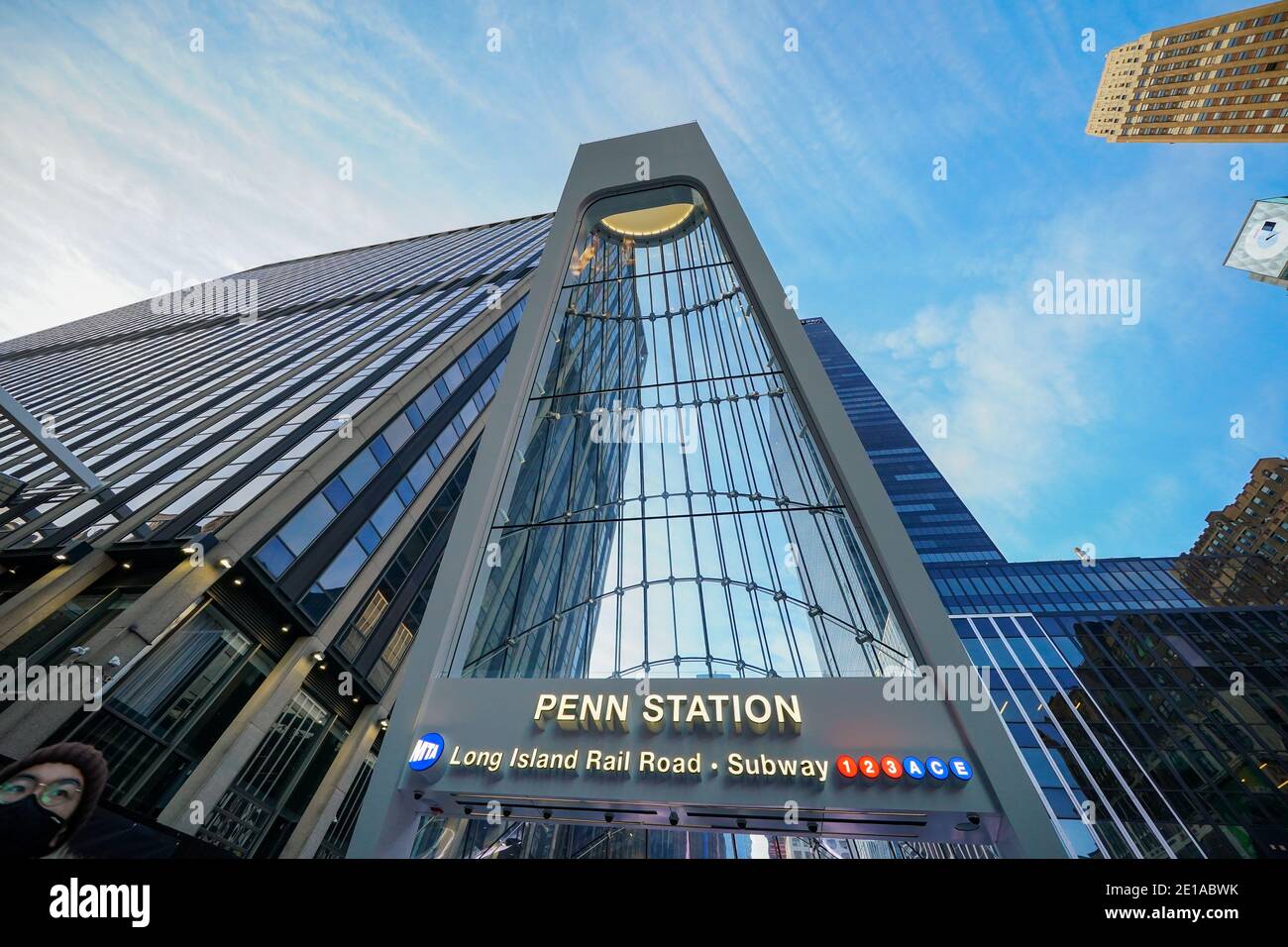 Blick auf die neu eröffnete Moynihan Train Hall steht im Lower Manhattan in New York City.Daniel Patrick Moynihan Train Hall ist eine Erweiterung der New Yorker Pennsylvania Station in das angrenzende James A. Farley Building, das ehemalige Hauptpostgebäude der Stadt. Zwischen Eighth Avenue, Ninth Avenue, 31st Street und 33rd Street in Midtown Manhattan gelegen, bietet das Nebengebäude neuen Zugang zu den meisten Bahnsteigen der Penn Station für Amtrak- und Long Island Rail Road-Passagiere und bedient 17 der 21 Bahngleise des Bahnhofs. Stockfoto