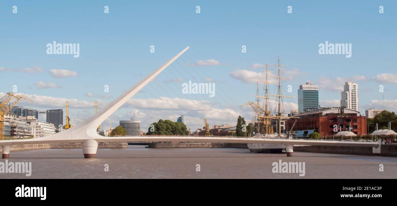 Puente de la Mujer (Frauenbrücke) und Museum Boot der Fregatte A.R.A. Presidente Sarmiento in Puerto Madero, Buenos Aires, Argentinien Stockfoto