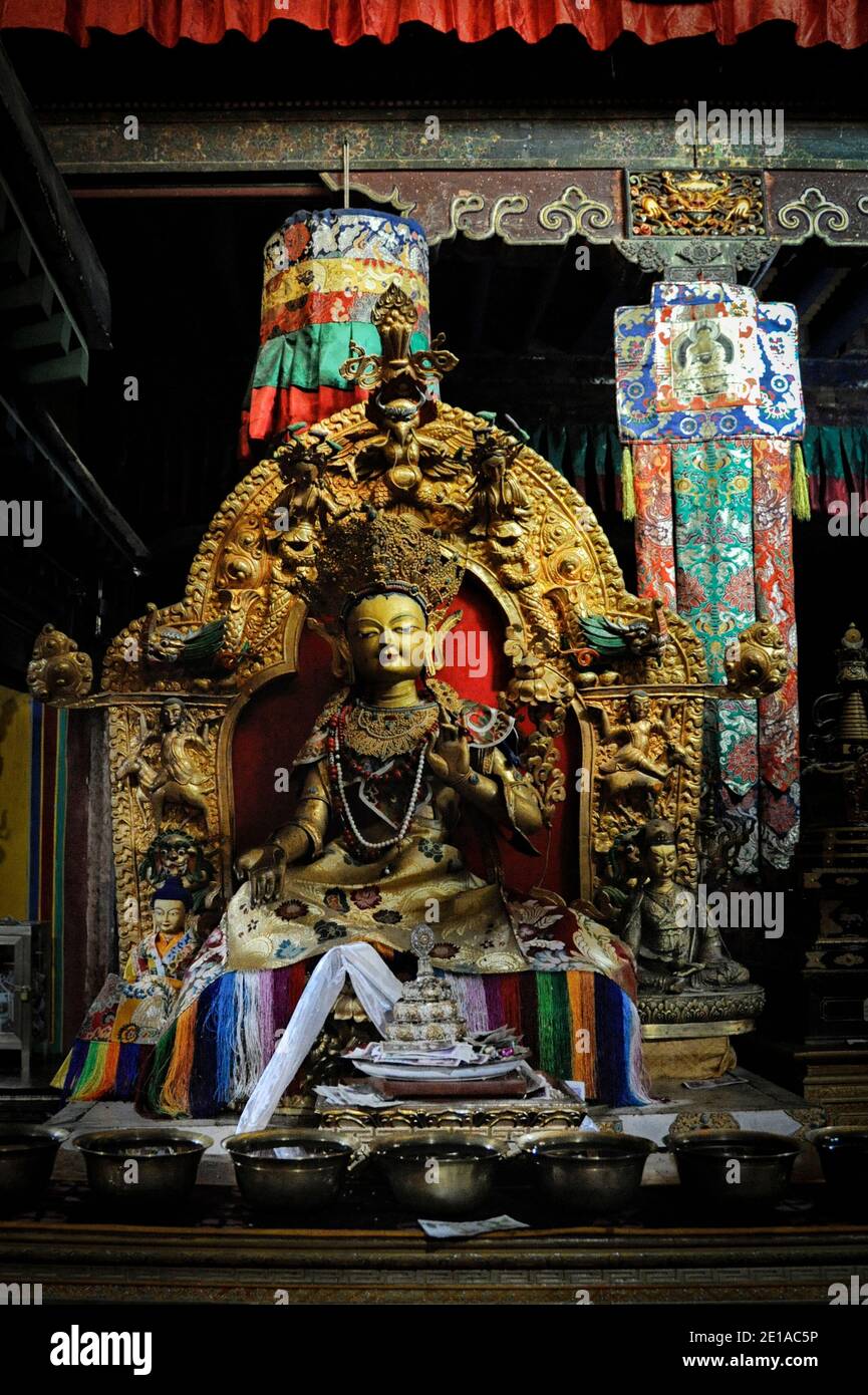 Zhanang, TIBET CHINA - AUGUST 16 2018: Buddha-Statuen im Mindroling Kloster, Bezirk Zhanang, Präfektur Shannan, Autonome Region Tibet, Chin Stockfoto