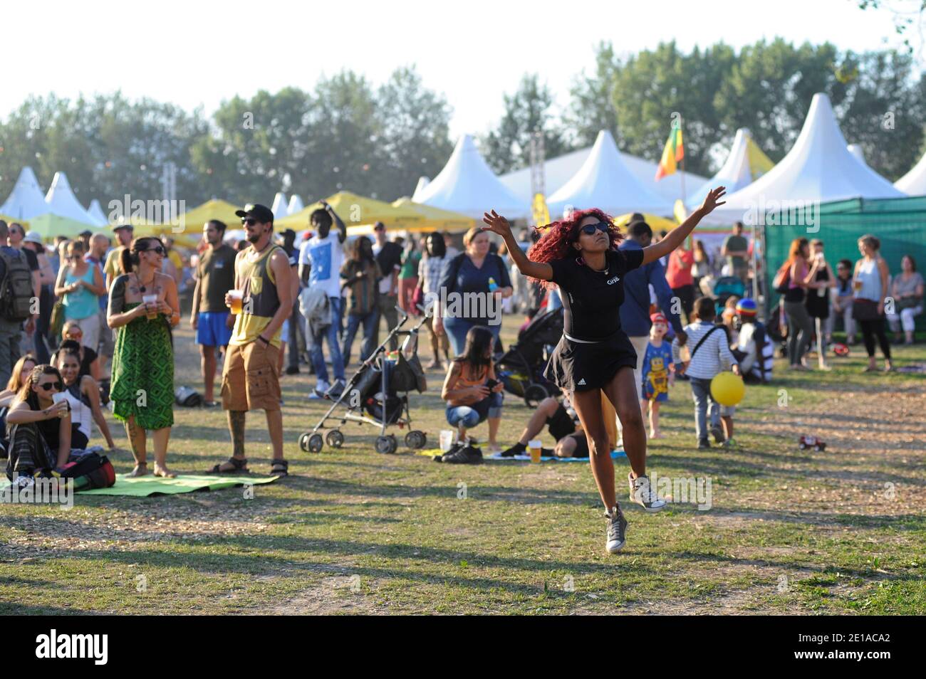 Wien, Österreich. 15. August 2016. Impressionen von der Festspielsaison 2016 auf der Donauinsel in Wien. Eine Frau tanzt auf dem Festivalgelände. Stockfoto