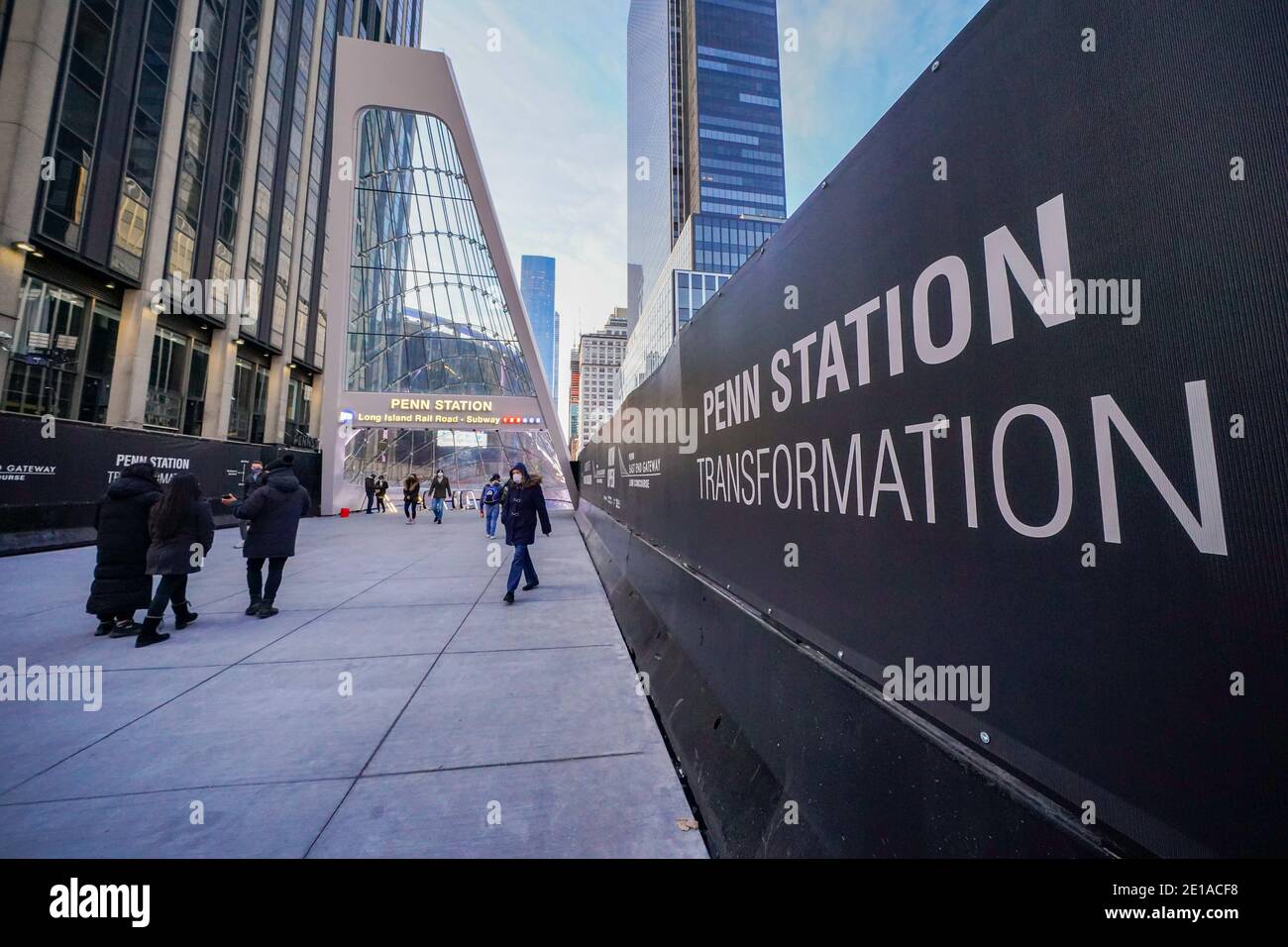 New York City, USA. Januar 2021. Blick auf die neu eröffnete Moynihan Train Hall steht im Lower Manhattan in New York City.Daniel Patrick Moynihan Train Hall ist eine Erweiterung der New Yorker Pennsylvania Station in das angrenzende James A. Farley Building, das ehemalige Hauptpostgebäude der Stadt. Zwischen Eighth Avenue, Ninth Avenue, 31st Street und 33rd Street in Midtown Manhattan gelegen, bietet das Nebengebäude neuen Zugang zu den meisten Bahnsteigen der Penn Station für Amtrak- und Long Island Rail Road-Passagiere und bedient 17 der 21 Bahngleise des Bahnhofs. (Bild: © John Nacion/SOPA Stockfoto