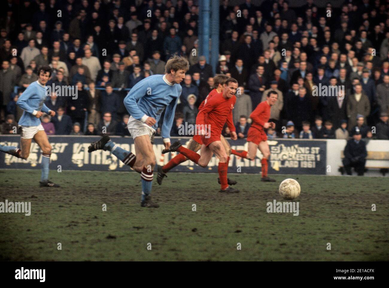 Aktenfoto vom 12-04-1969 von Colin Bell (blaues Hemd), nächste Kamera, Manchester City. Stockfoto