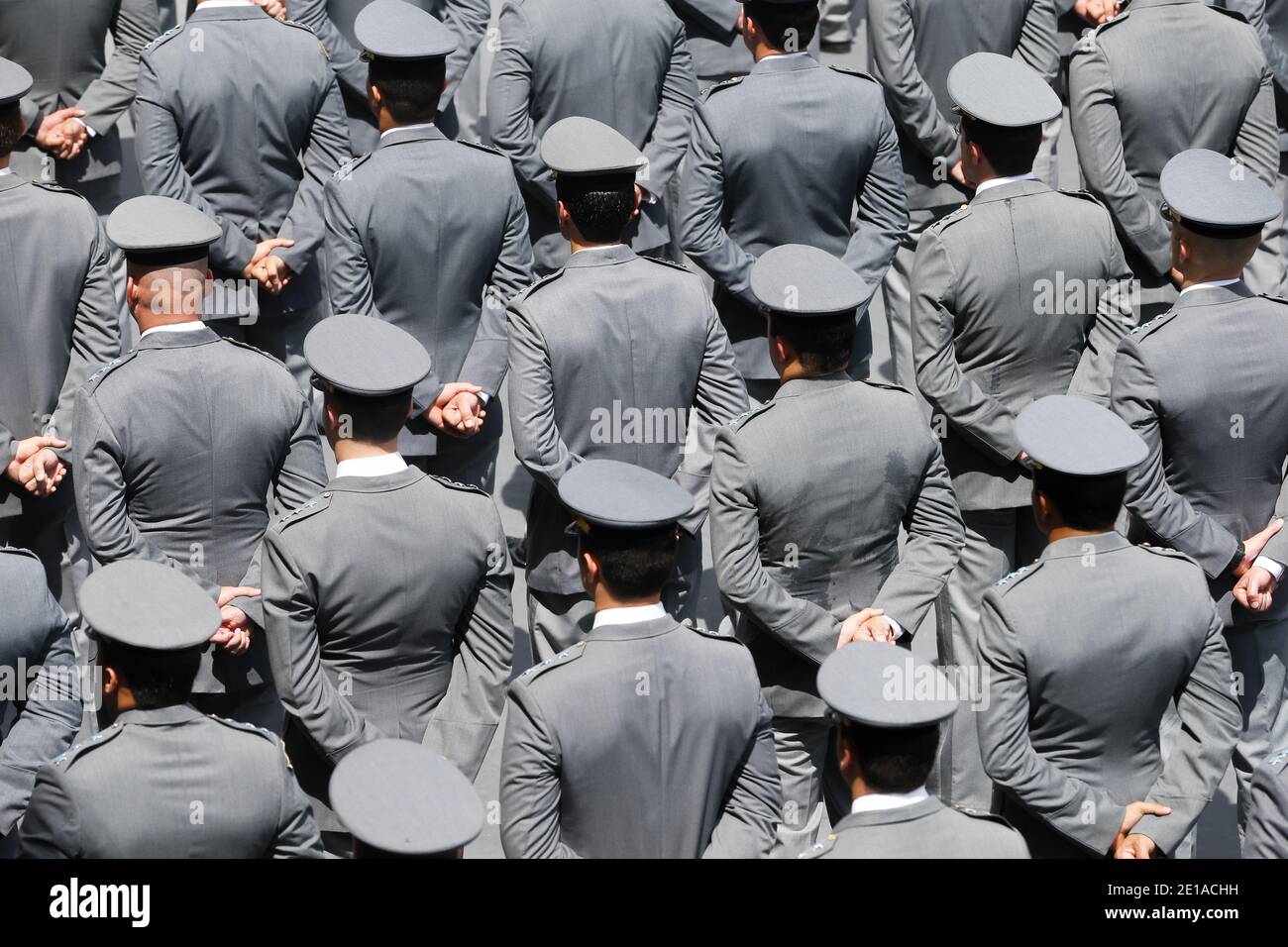 Militärische Armee Truppen in Form während der Zeremonie am Hauptquartier der Kapitänsakademie, hoher Blickwinkel. Bataillonsstab der Streitkräfte, im Hof gruppiert. Stockfoto