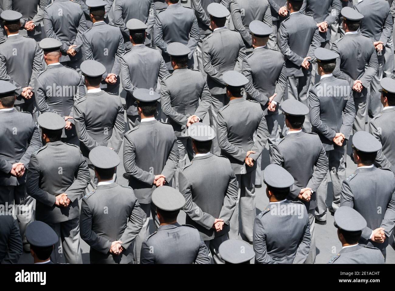 Militärische Armee Truppen in Form während der Zeremonie am Hauptquartier der Kapitänsakademie, hoher Blickwinkel. Bataillonsstab der Streitkräfte, im Hof gruppiert. Stockfoto
