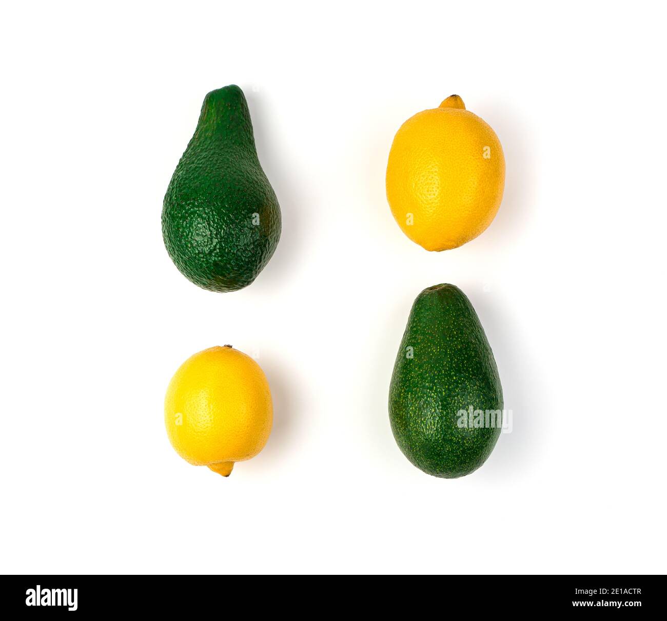 Reife Zitronen und Avocados auf weißem Hintergrund. Stockfoto