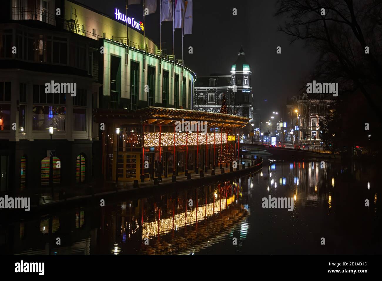 Holland Casino spiegelt sich am Kanal in Amsterdam Stockfoto