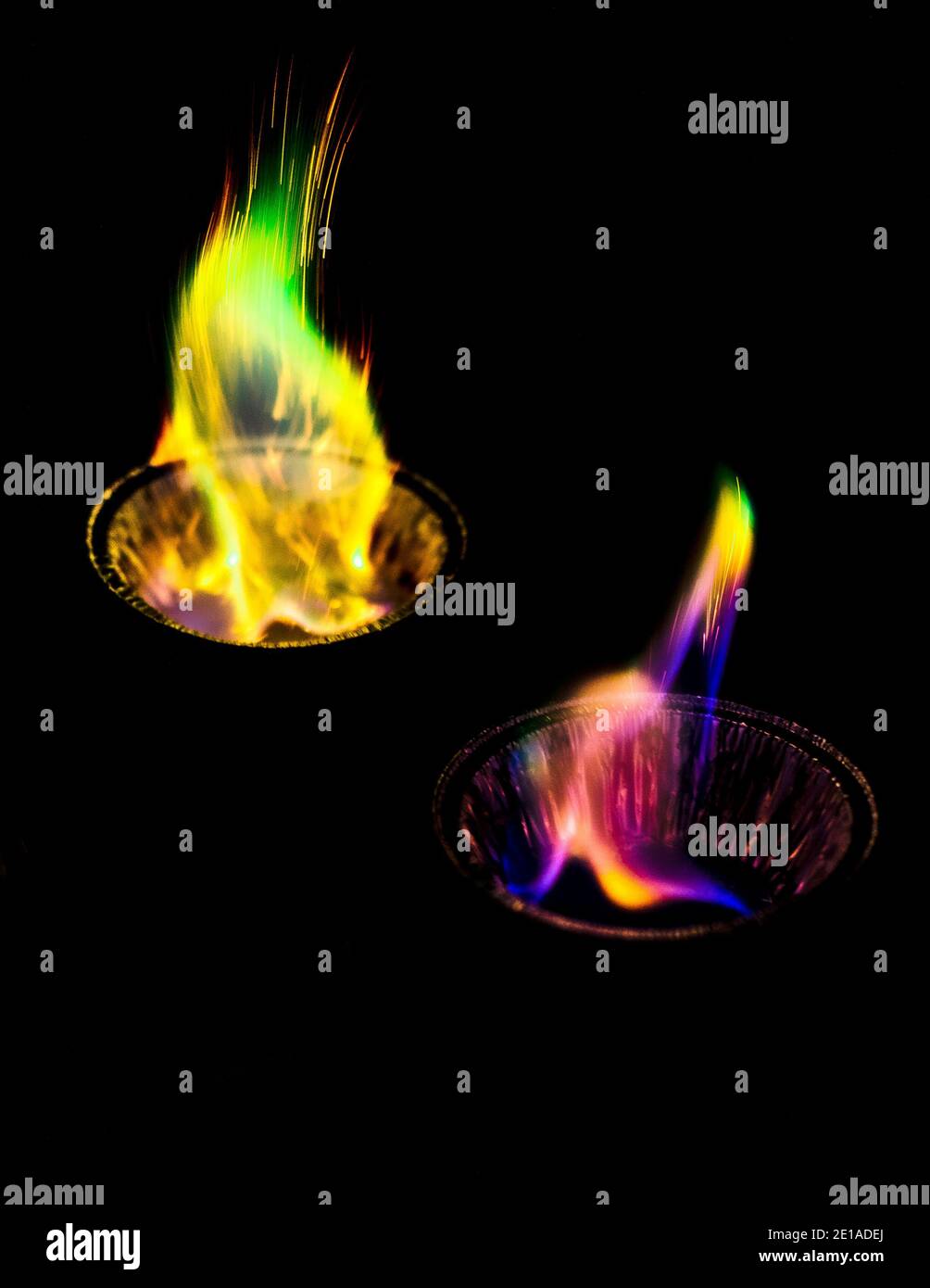 Chemisches Experiment mit Feuer. Mehrfarbige Flammen im Dunkeln. Stockfoto