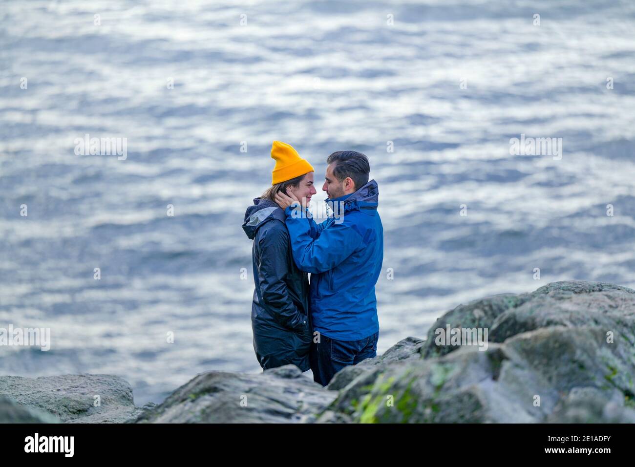 Paar sucht in jedem anderen Augen Stockfoto