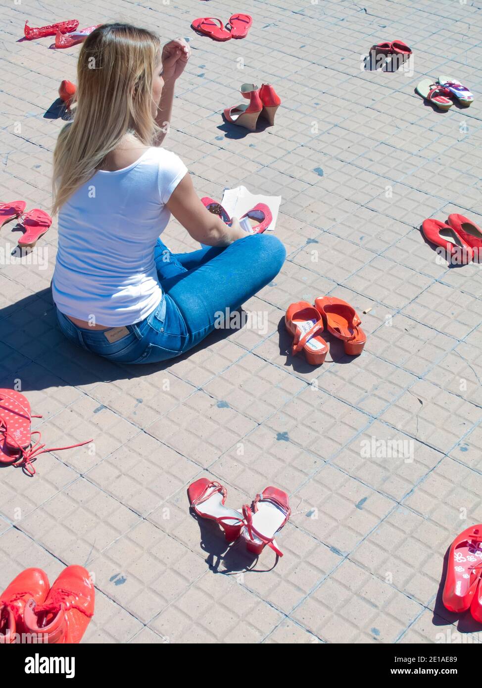 Frau in feministischen roten Schuhen protestiert Stockfoto