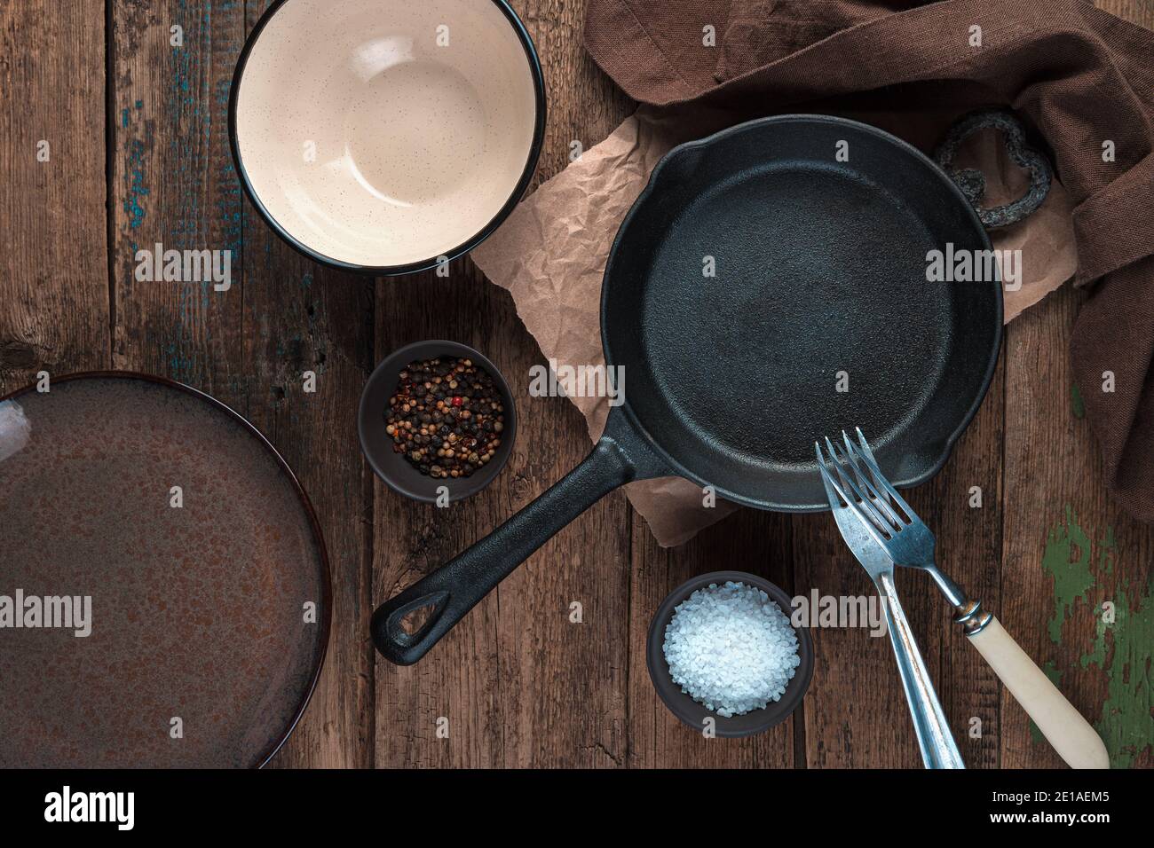 Leeres Geschirr, Bratpfanne, Teller auf Holzboden. Stockfoto