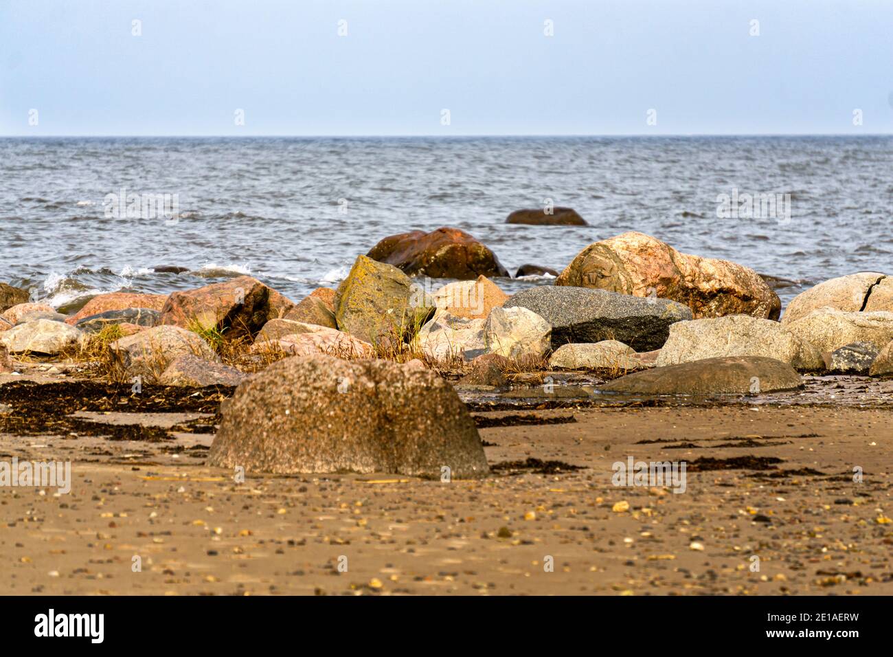 Große Steinbrocken am Ufer des Golfs von Riga Stockfoto