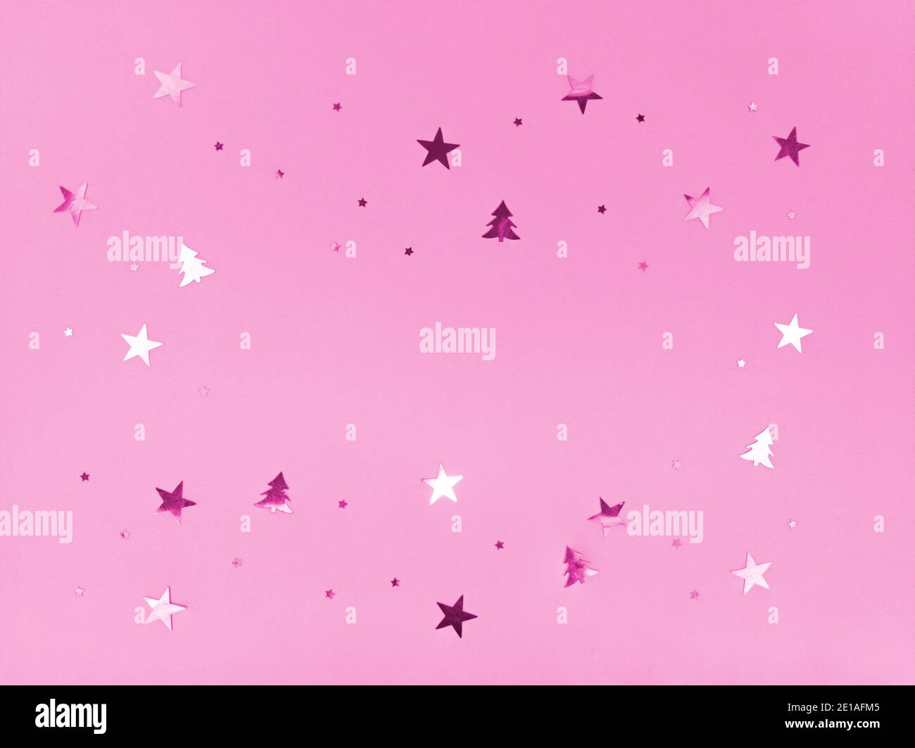 Konfetti Sterne und Bäume funkeln auf rosa Hintergrund. Stockfoto