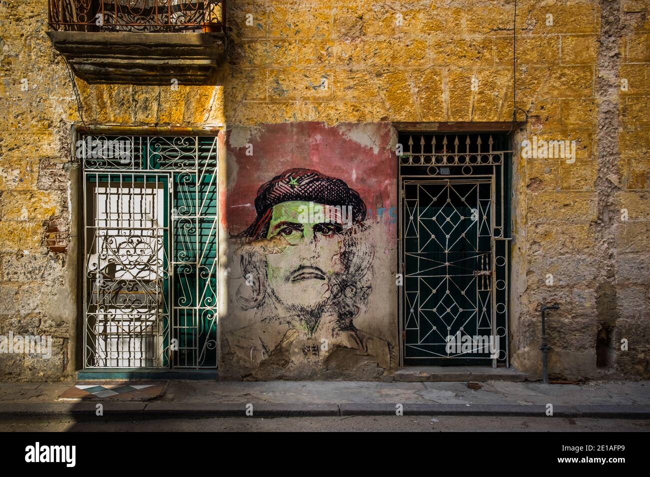 Havanna, Kuba, Juli 2019, Graffiti an der Fassade eines Gebäudes zwischen zwei Türen von Che Guevara im ältesten Teil der Hauptstadt Stockfoto