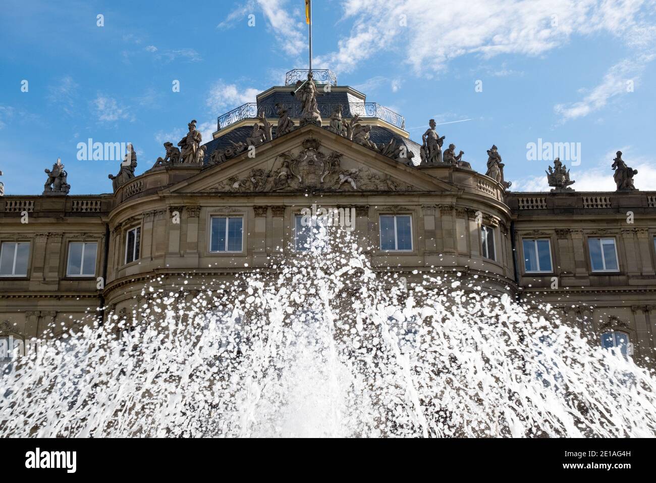 Das Neue Schloss, das am Schlossplatz in Stuttgart steht Stockfoto