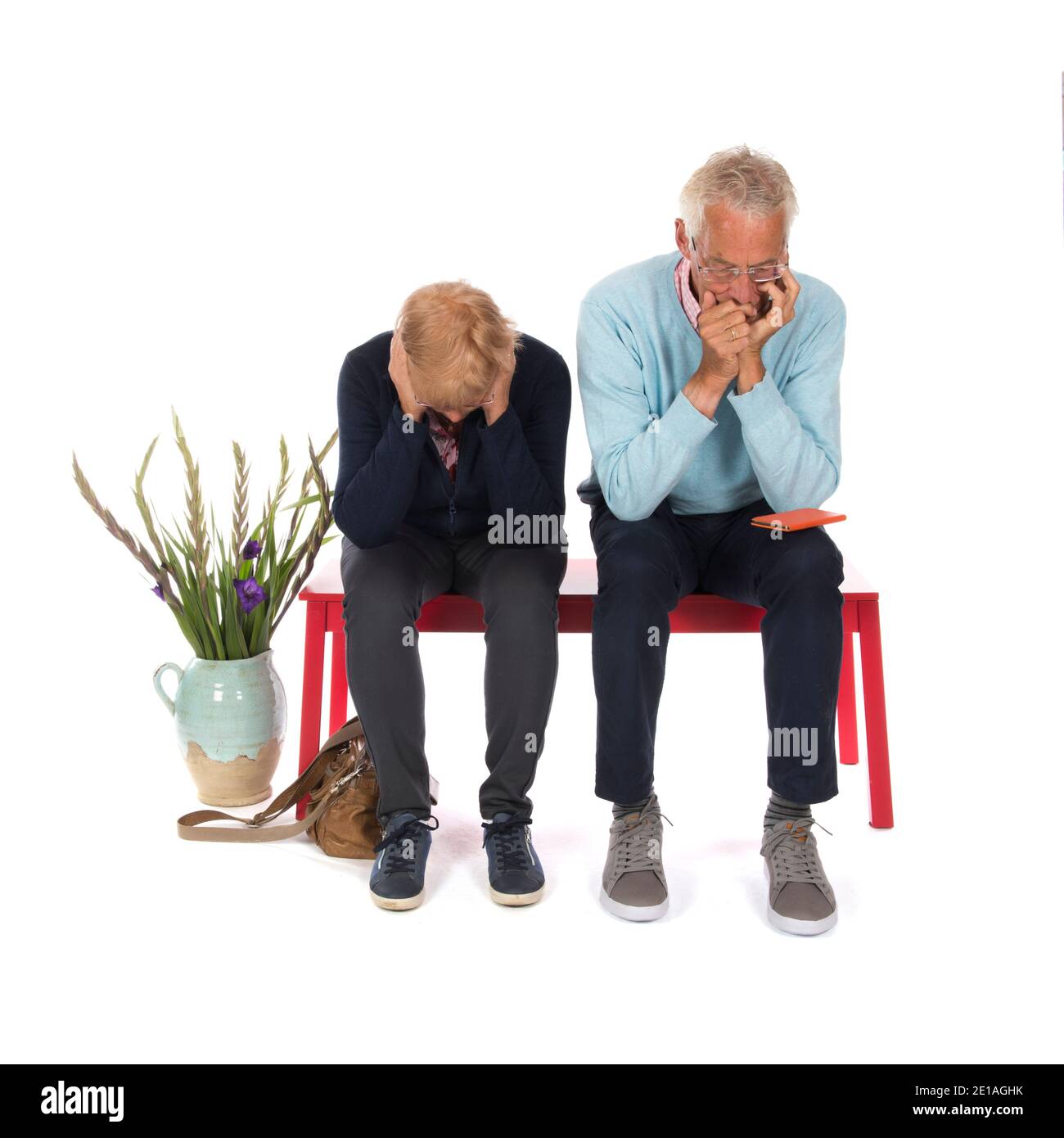 Traurigkeit Seniorenpaar im Warteraum isoliert auf weißem Hintergrund Stockfoto