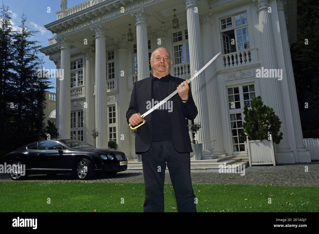 Polnischer Aristokrat Prinz Zylinski mit Schwert vor seinem Weißen Haus in Ealing, West-London Stockfoto