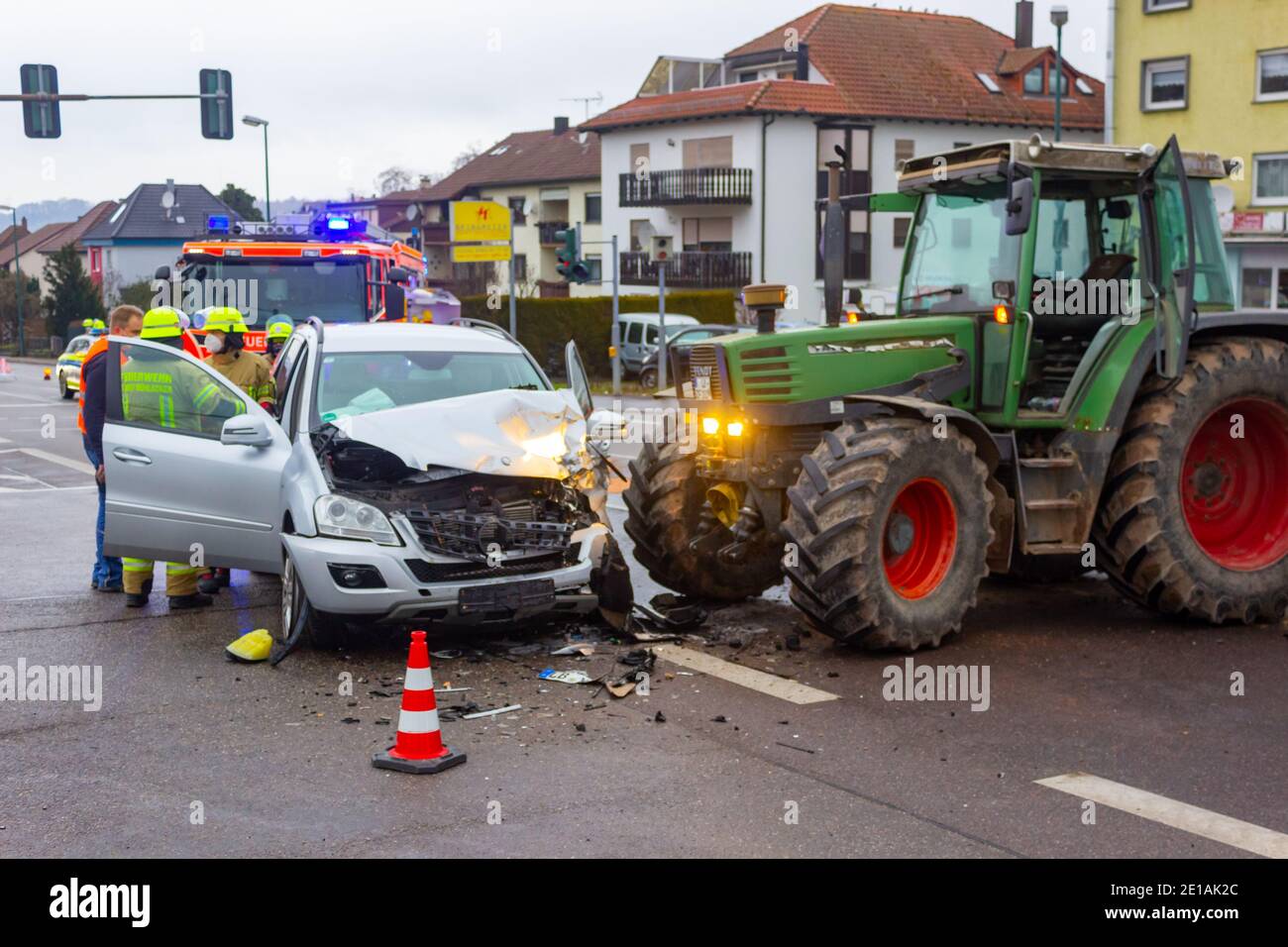 05. Januar 2021, Baden-Württemberg, Mühlacker: Feuerwehr-Einsatzkräfte stehen bei einem Unfall an einer Kreuzung. Der 79-jährige Autofahrer wurde bei einem Zusammenstoß zwischen Traktor und Auto auf der Bundesstraße 10 im Kreis Enz verletzt. Foto: Markus Rott/Einsatz-Report24 /dpa Stockfoto