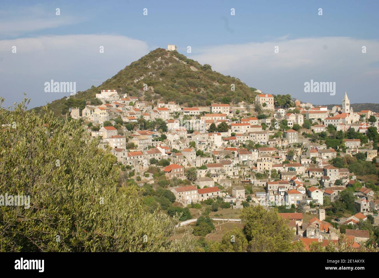 Das mediterrane Dorf Lastovo, auf der kroatischen Insel Lastovo, umgeben von Hügeln und grüner Natur Stockfoto