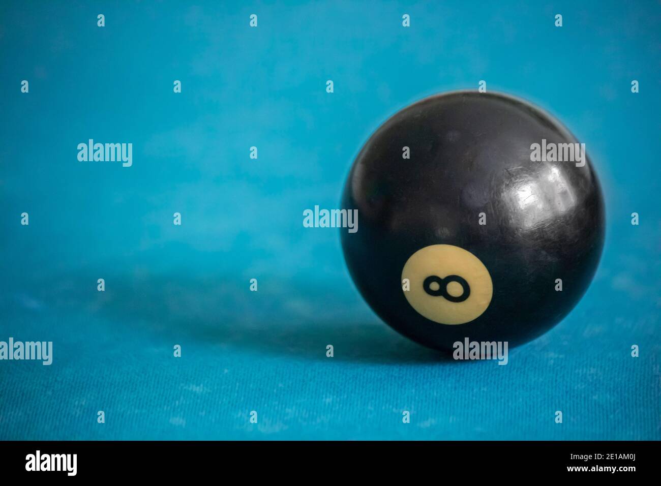 Ein sehr gebrauchter 8 Ball aus der Nähe über dem Billardtisch Stockfoto