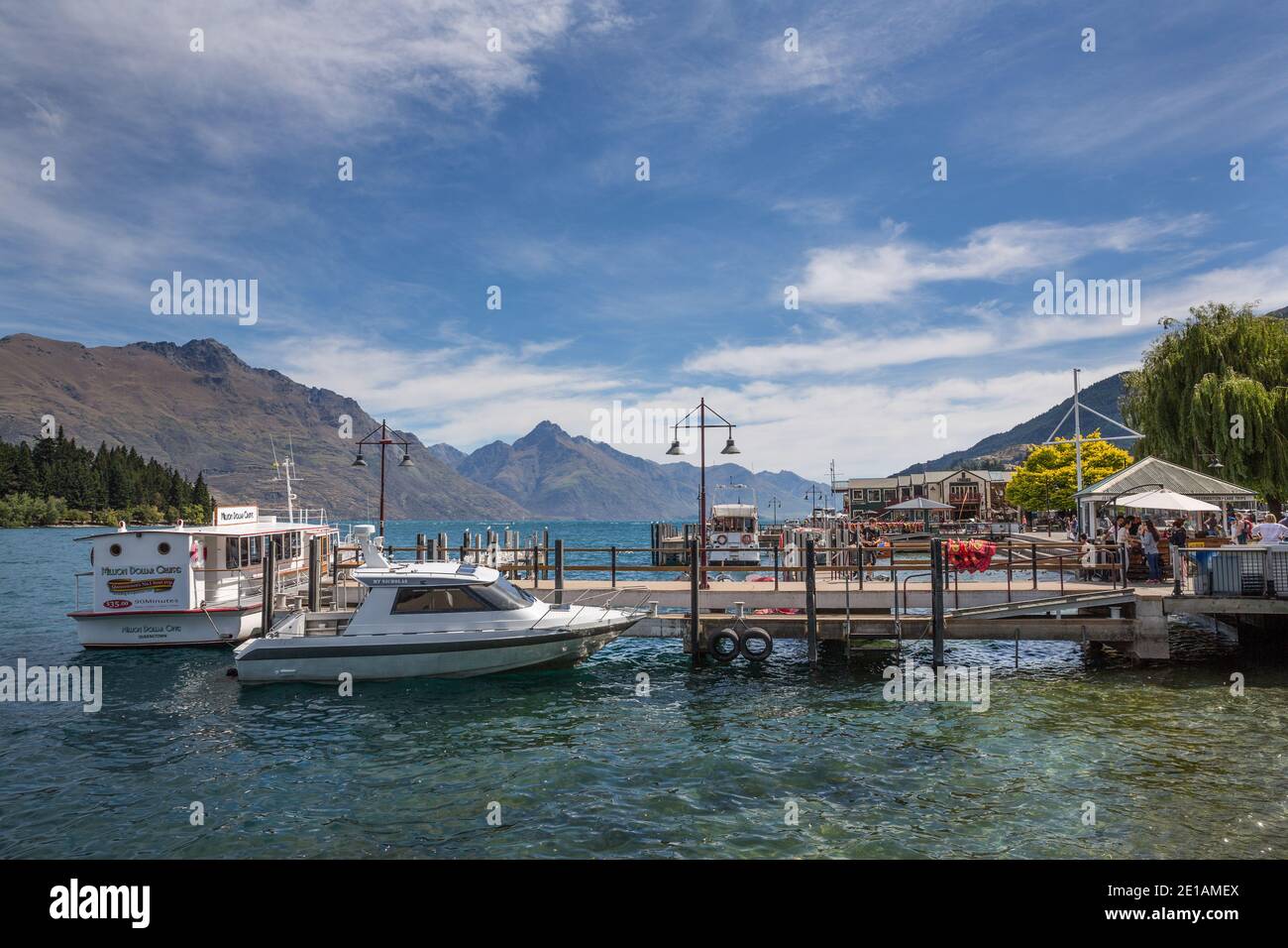 Queenstown Neuseeland, 24. Dezember 2014 : Queenstown Waterfront und Restaurants Stockfoto