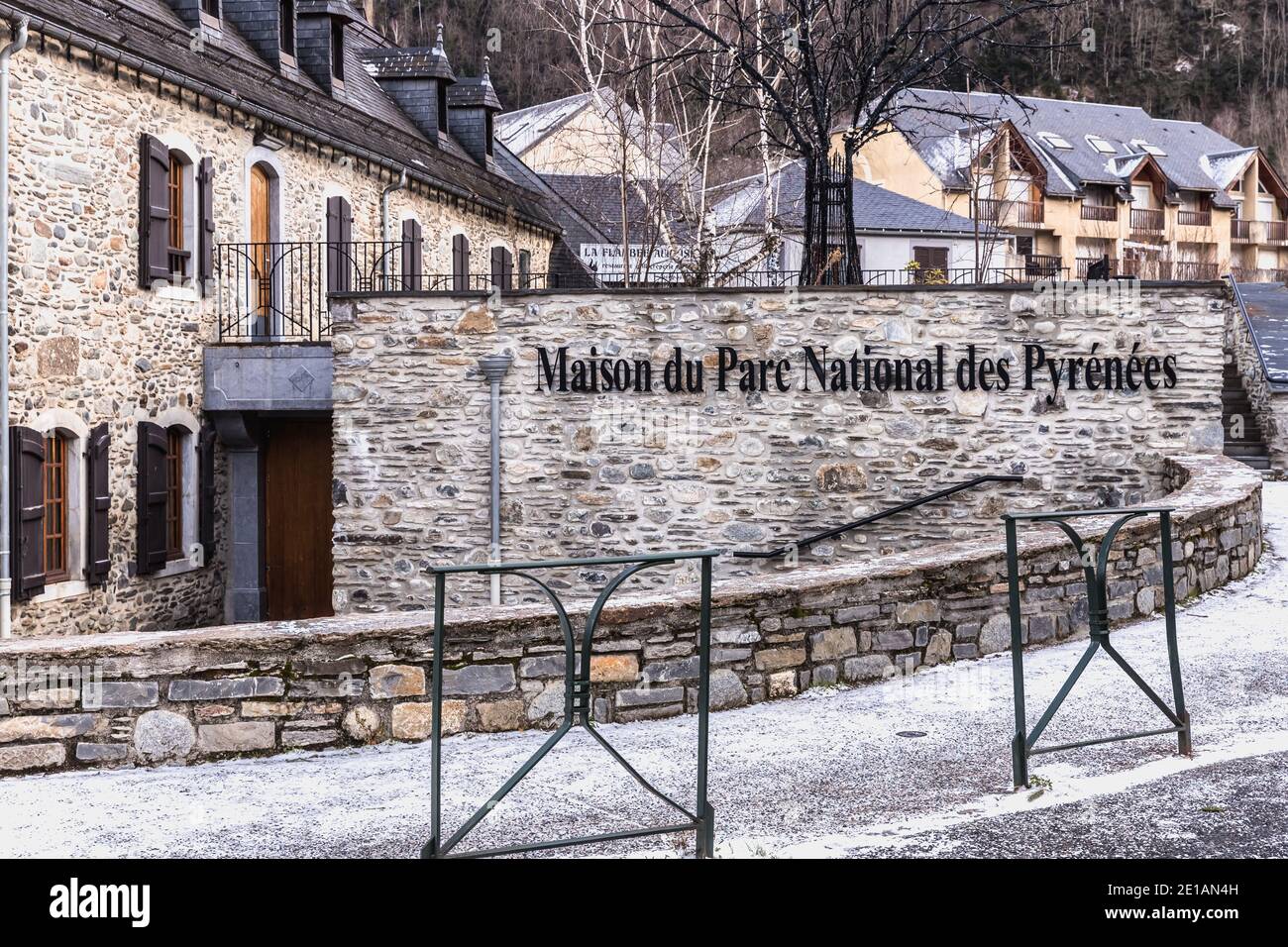 Saint Lary Soulan, Frankreich - 26. Dezember 2020: Architektonisches Detail des Maison Du Parc National des Pyrenees (Haus des Nationalparks Pyrenäen) Stockfoto