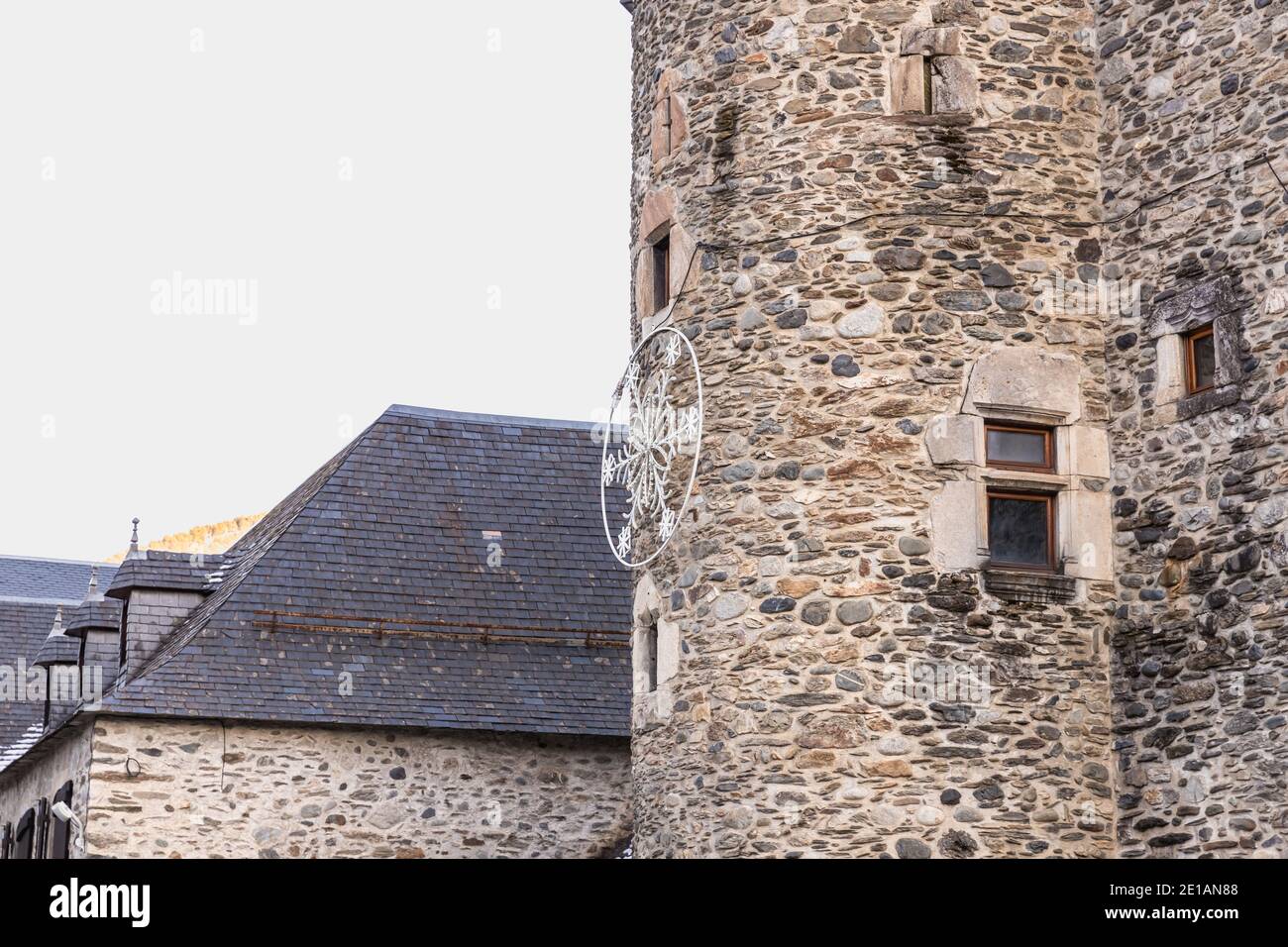 Saint Lary Soulan, Frankreich - 26. Dezember 2020: Architektonisches Detail des Maison Du Parc National des Pyrenees (Haus des Nationalparks Pyrenäen) Stockfoto