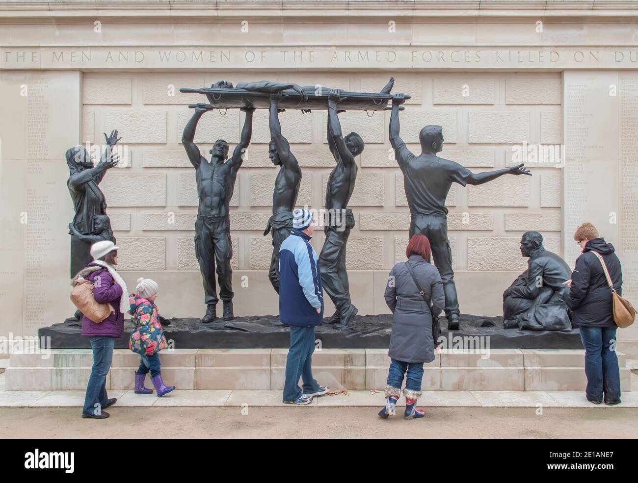 Menschen, die Skulpturen von Ian Rank-Broadley im National Memorial Arboretum Alrewas, Staffordshire, England, Großbritannien, betrachten Stockfoto