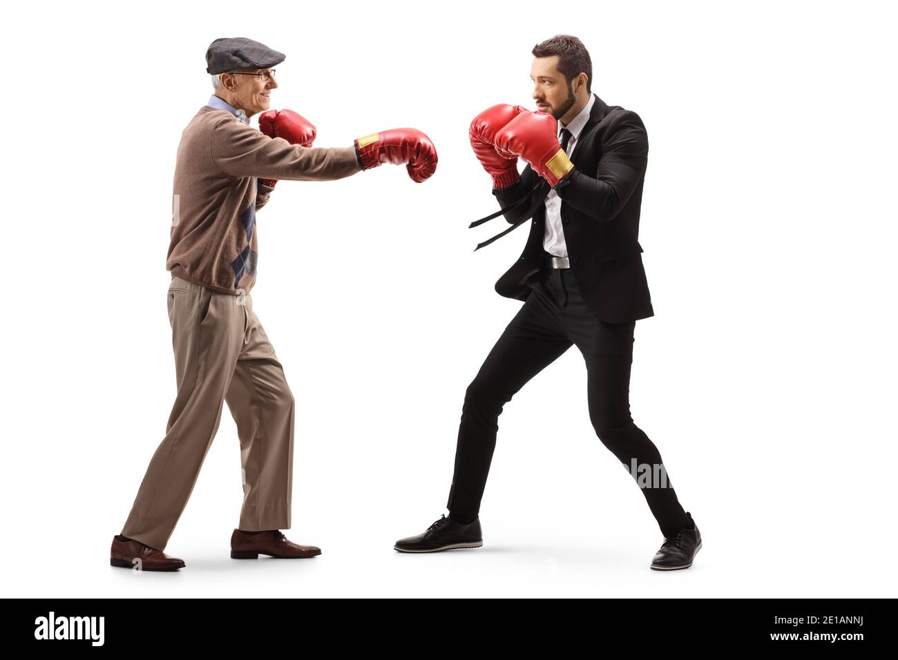 In voller Länge Profilaufnahme eines älteren Mannes kämpfen ein Geschäftsmann mit Boxhandschuhen isoliert auf weißem Hintergrund Stockfoto