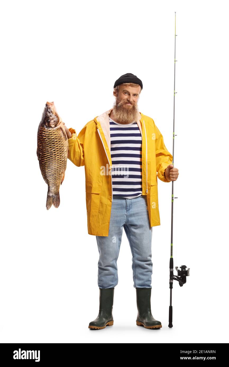In voller Länge Porträt eines Fischers mit einer Angelrute Und ein Karpfenfisch isoliert auf weißem Hintergrund Stockfoto
