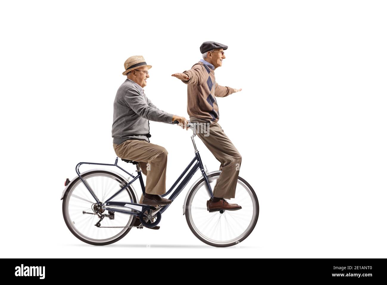 Lustige ältere Männer reiten ein Fahrrad isoliert auf weißem Hintergrund Stockfoto