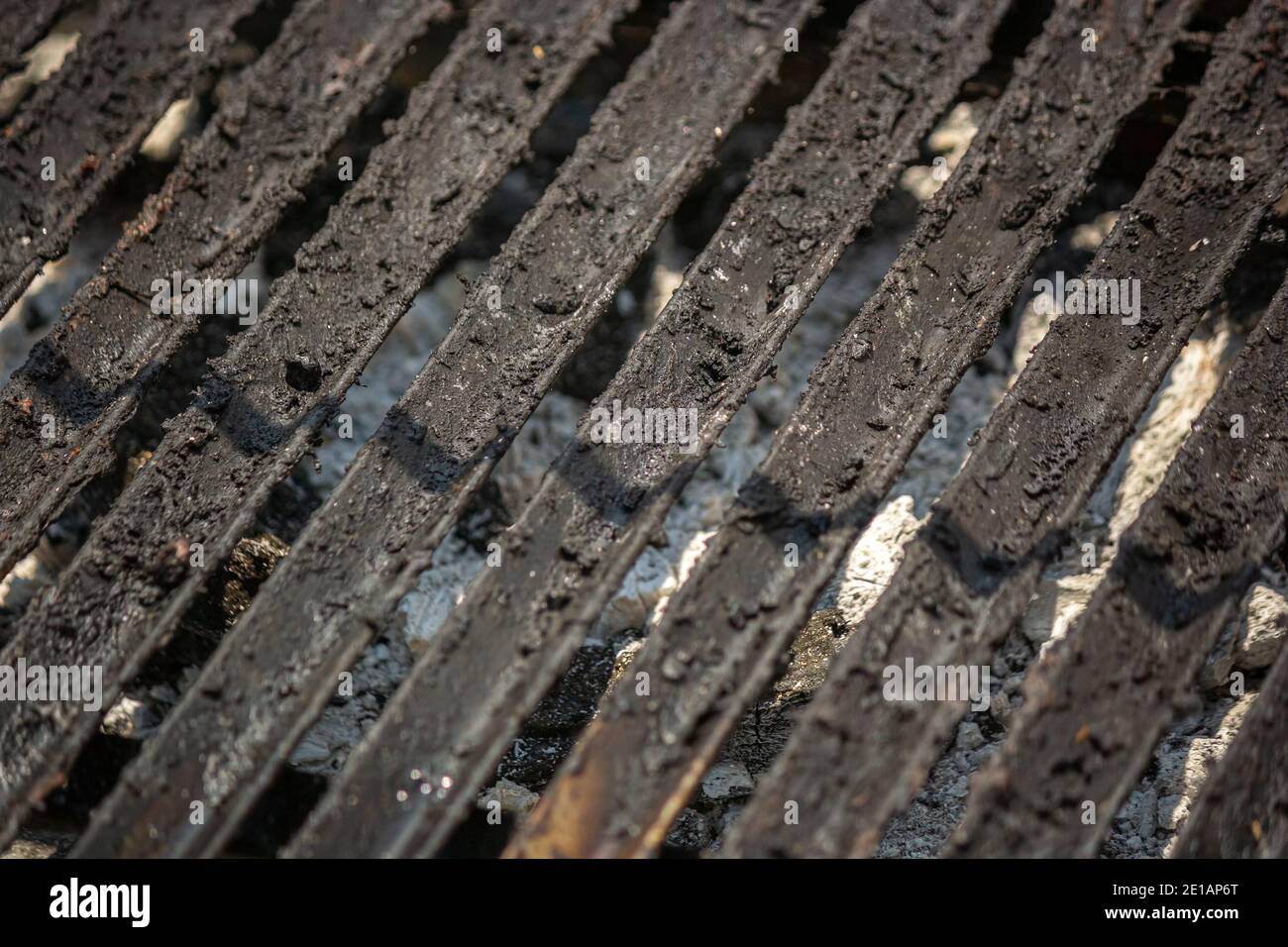 Eine Nahaufnahme der Eisenstangen einer gebrauchten Kohle Grill Stockfoto