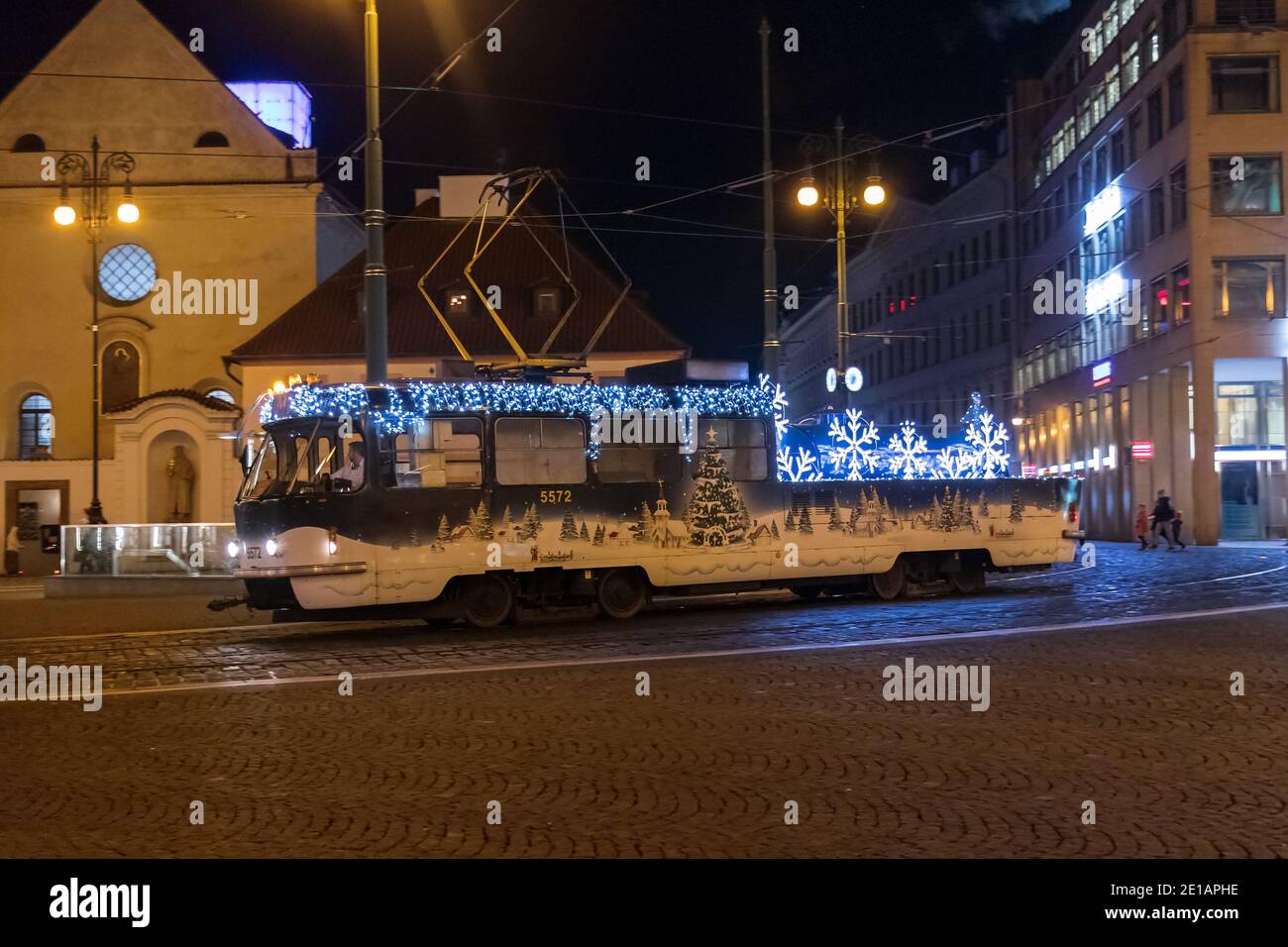 PRAG - Dezember 30: Wartemanasbahn Tatra T3 mit Weihnachtsdekoration Platz der Republik am 30. Dezember 2020 in Prag, Tschechische Republik. Prager Burg Stockfoto