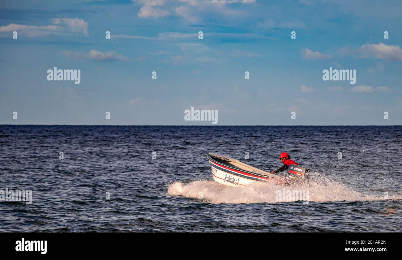 Fischer fährt mit seinem kleinen Fischerboot über den Ozean Stockfoto