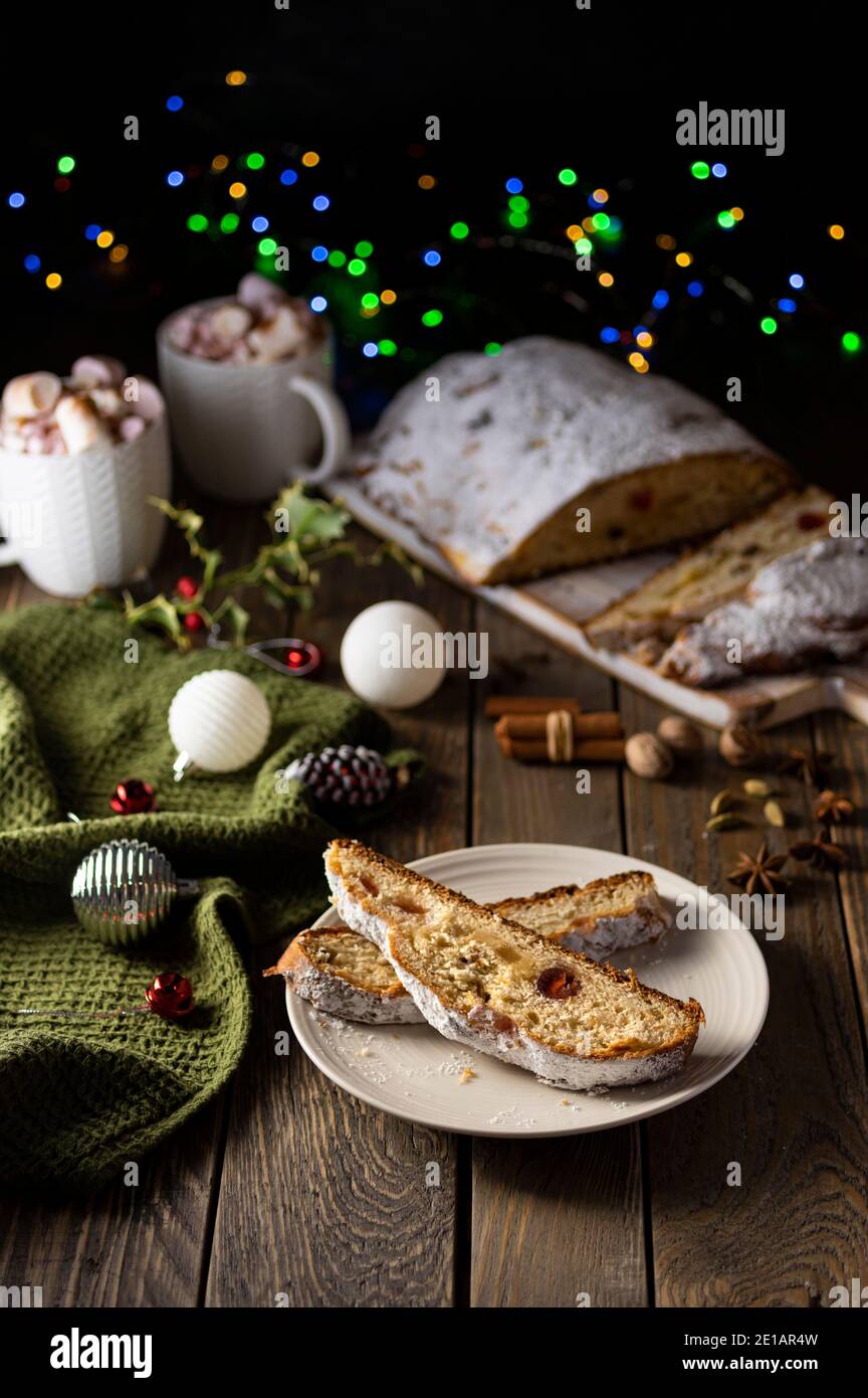 Weihnachtsstollen auf Holzhintergrund. Traditionelle deutsche festliche süße Brot Gebäck Dessert. Stollen zu Weihnachten Stockfoto